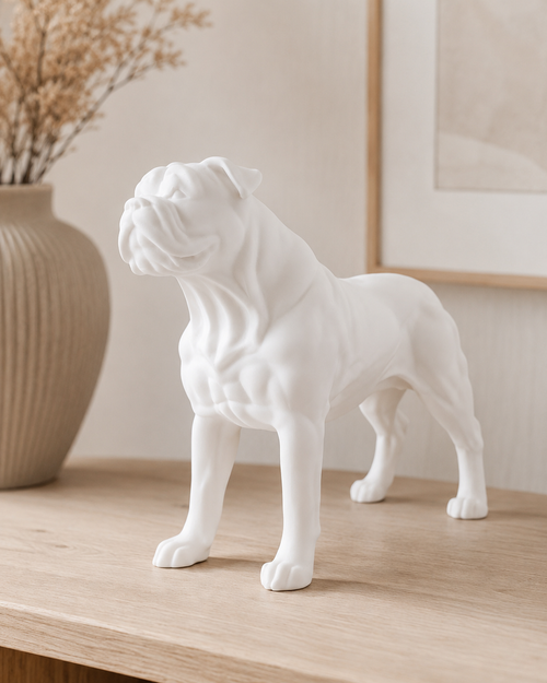 Hvid amerikansk bulldog figur i nordisk interiør