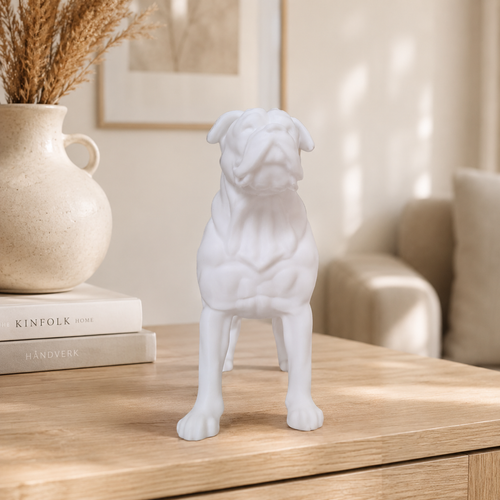 Hvid amerikansk bulldog figur forfra i nordisk interiør