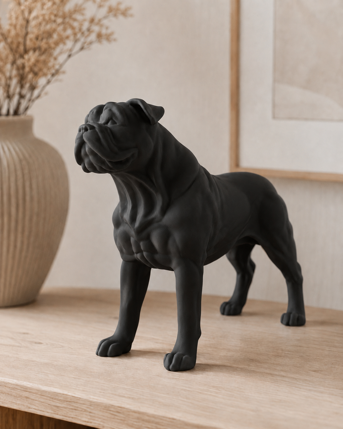 Mat sort amerikansk bulldog figur i nordisk interiør
