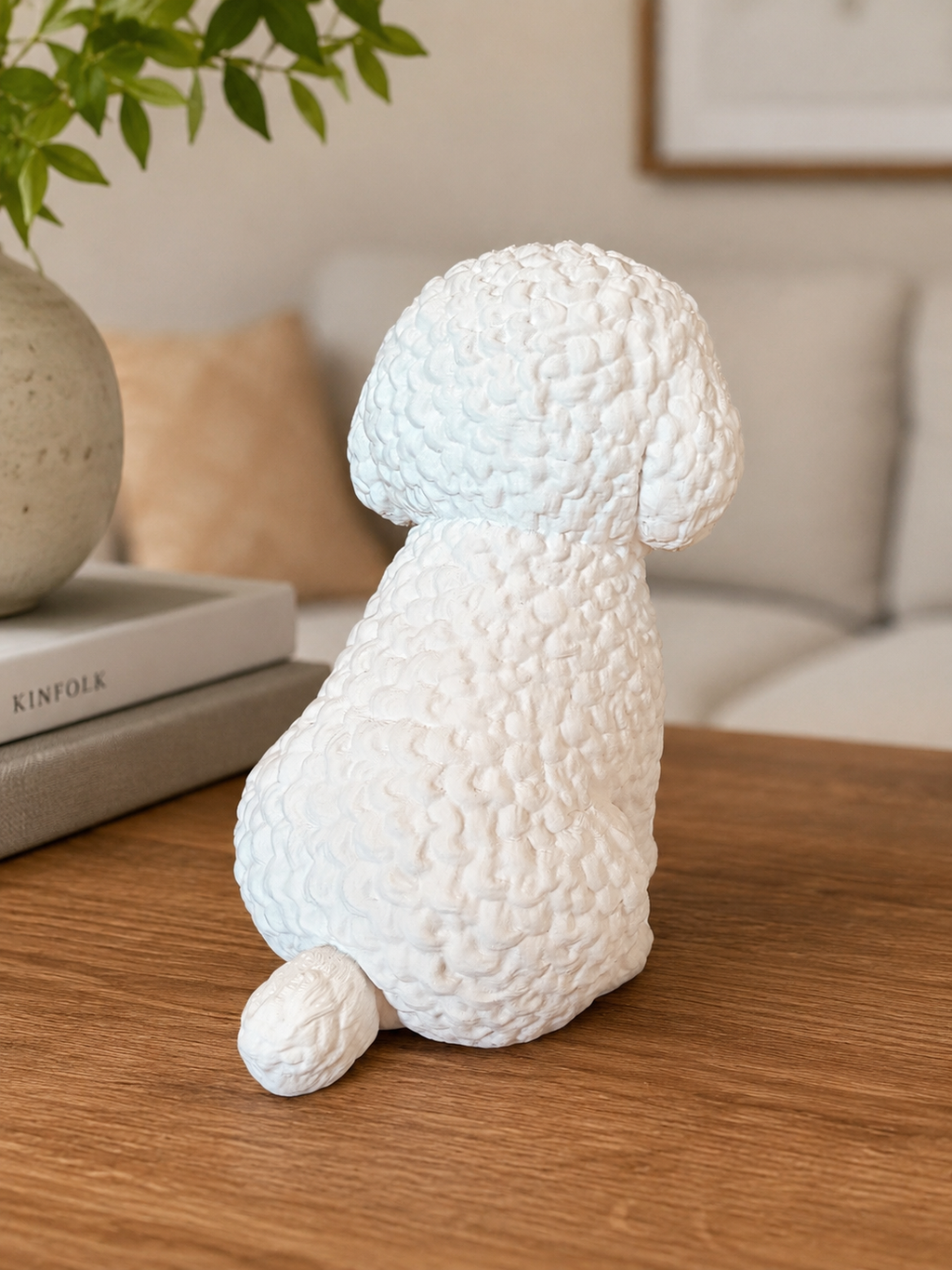 Bichon Frisé hundefigur i hvid, set bagfra