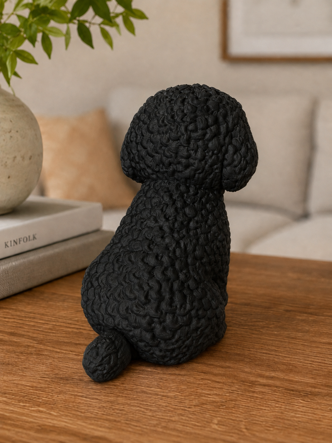 Bichon Frisé hundefigur i mat sort, set bagfra