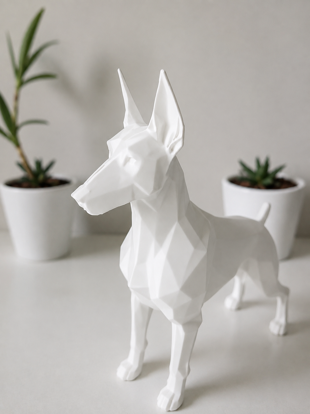 Geometrisk dobermann figur i mat hvid nærbillede