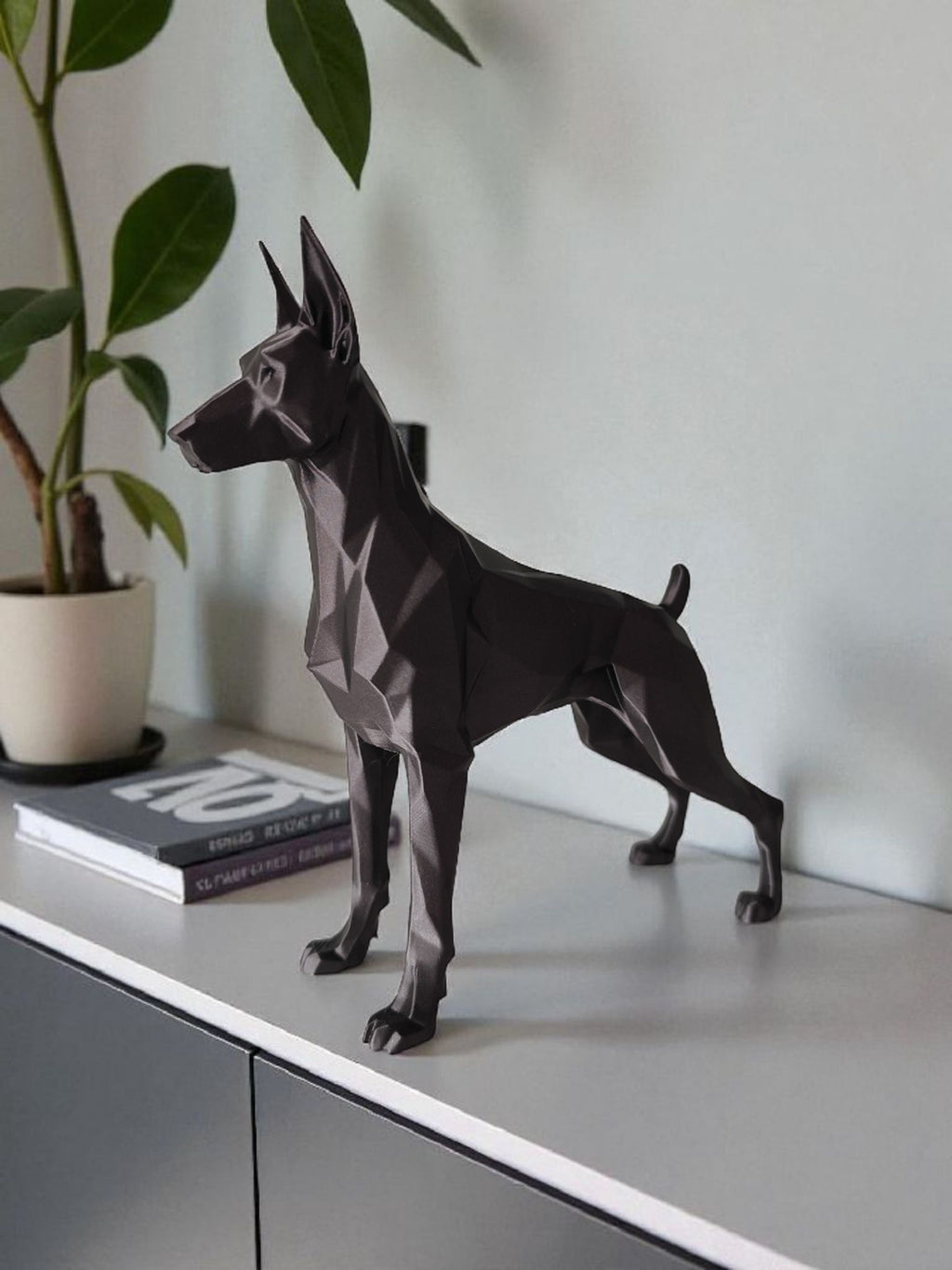 Geometrisk dobermann figur i mat sort