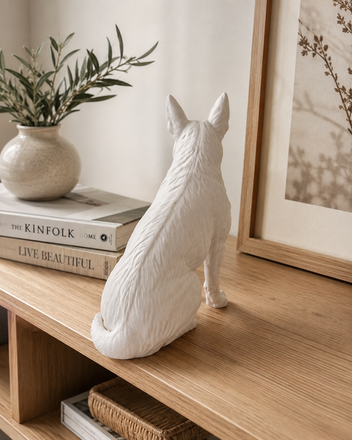 Engelsk bullterrier figur i mat hvid – bagfra