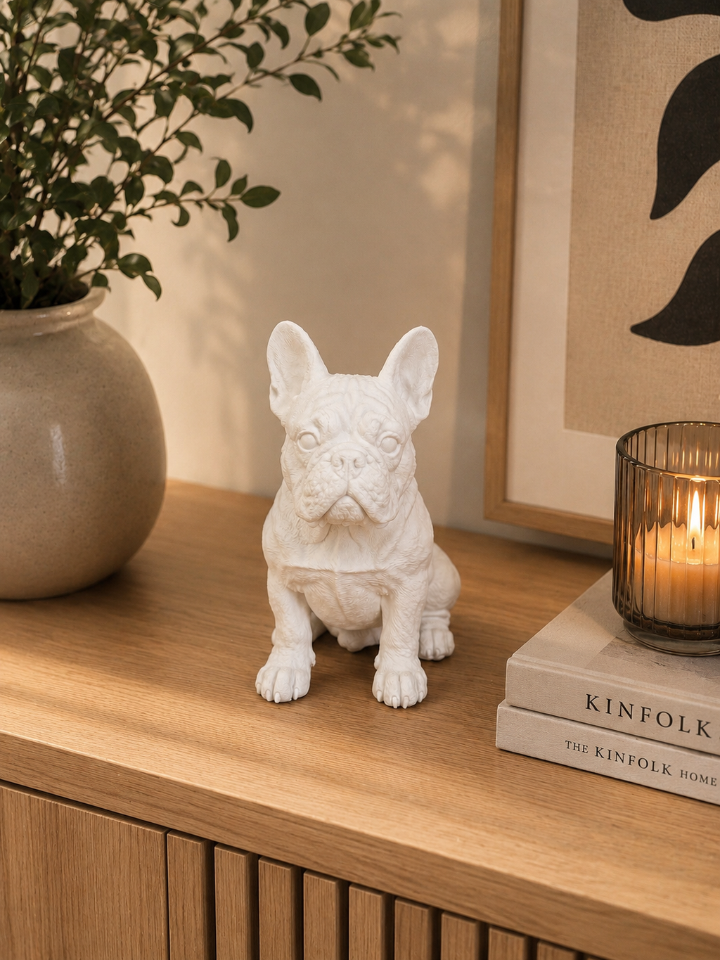 Fransk bulldog hundefigur i mat hvid i nordisk boligmiljø, 10 cm
