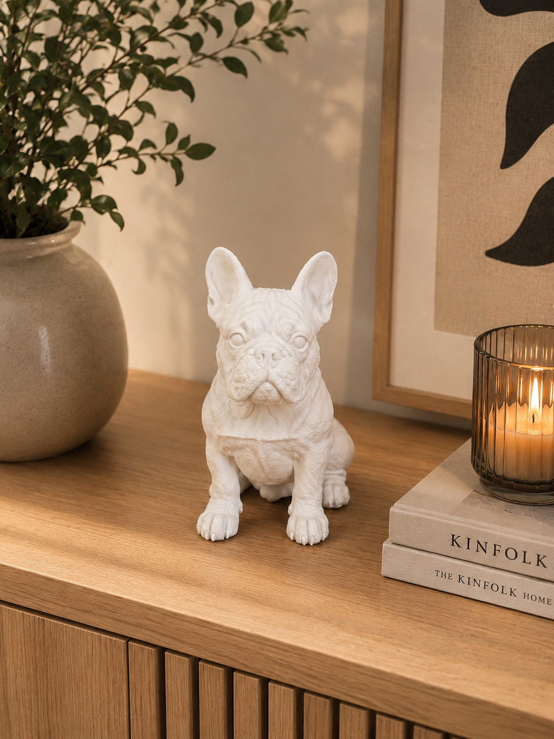 Fransk bulldog hundefigur i mat hvid i nordisk boligmiljø, 10 cm