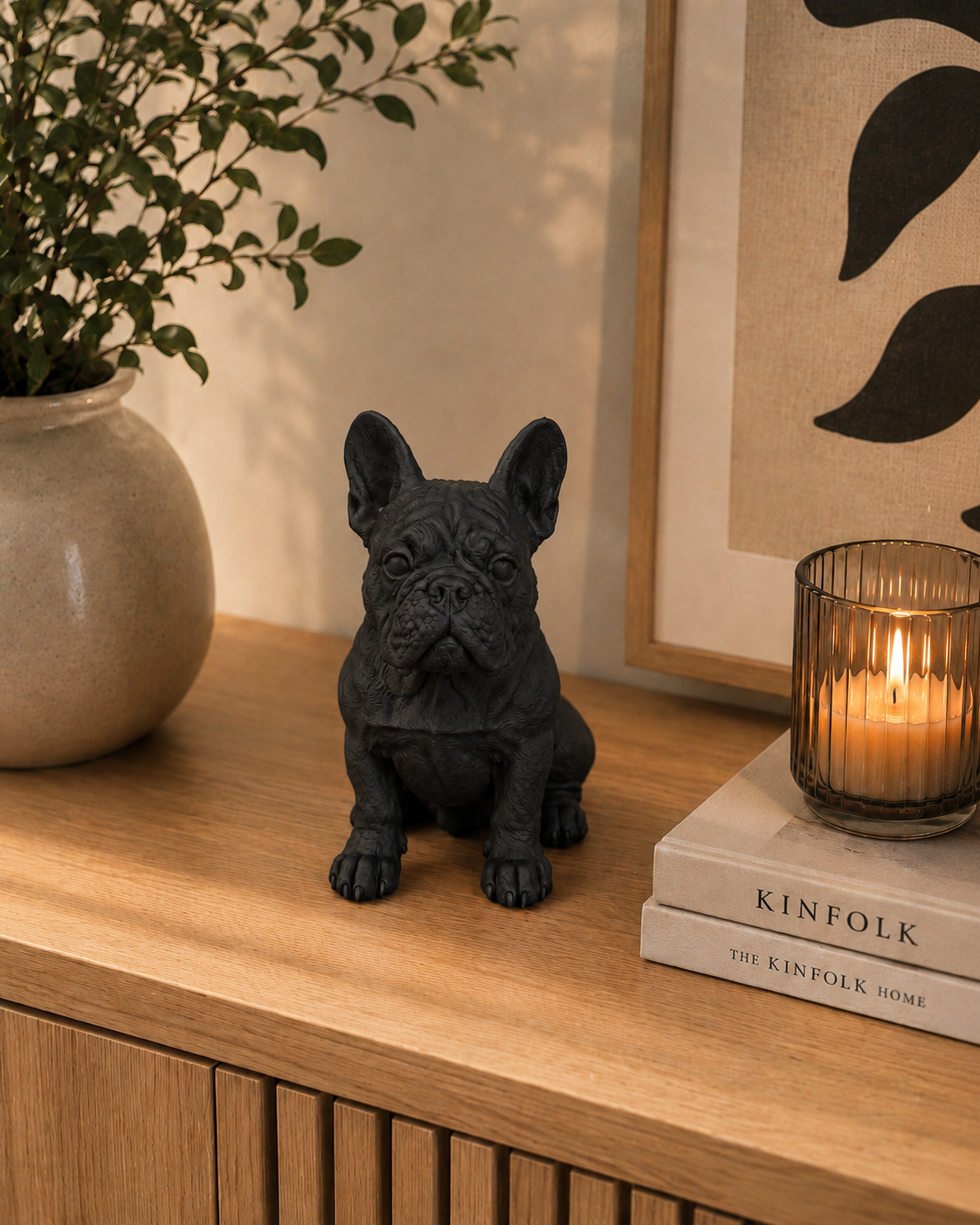 Fransk bulldog hundefigur i mat sort i nordisk boligmiljø, 10 cm