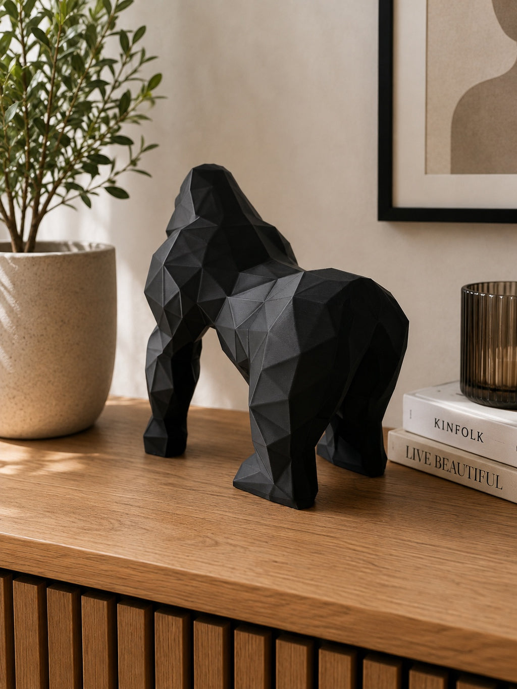 Sort geometrisk gorillafigur set bagfra