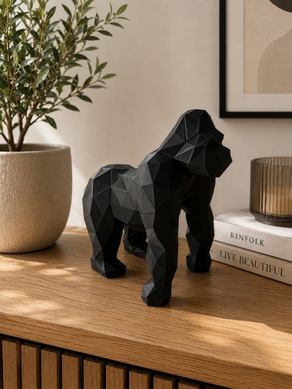 Sort geometrisk gorillafigur set forfra