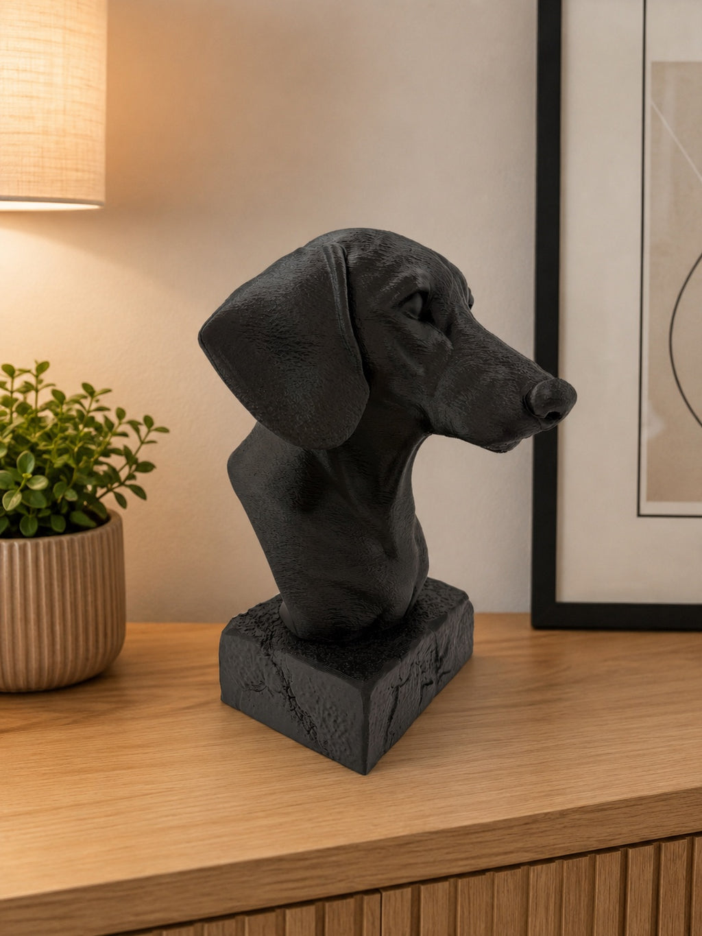 Sort gravhund buste set fra siden