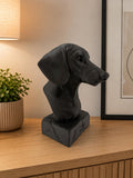Sort gravhund buste set fra siden