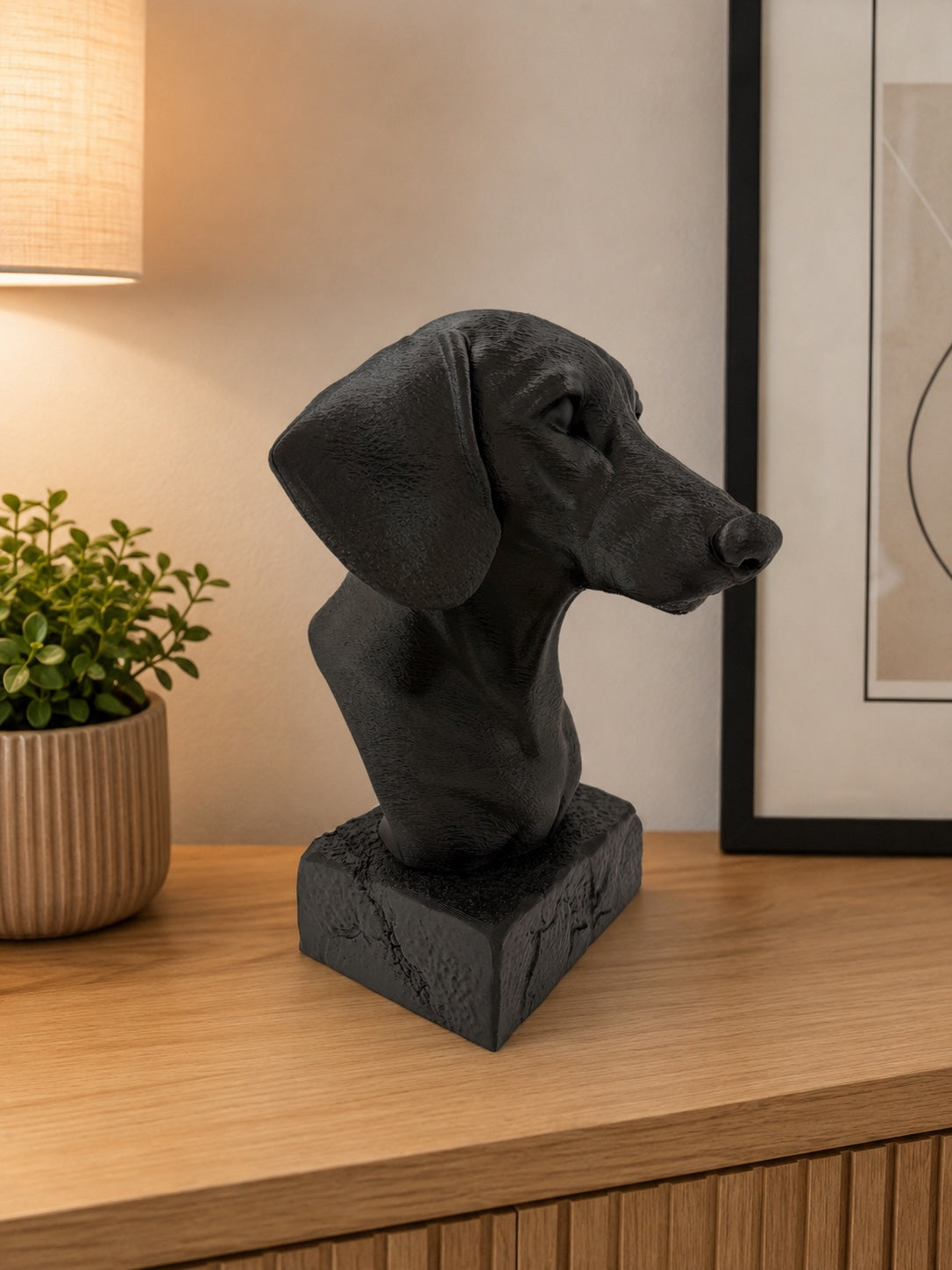 Sort gravhund buste set fra siden