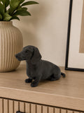 Sort gravhund figur set fra siden