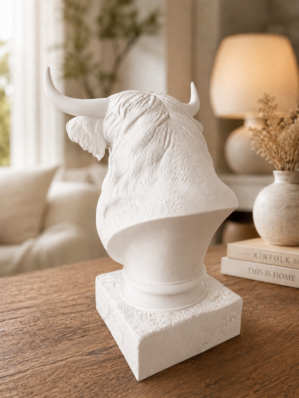 Highland cow buste i mat hvid set bagfra