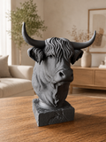Highland cow buste i mat sort i nordisk interiør