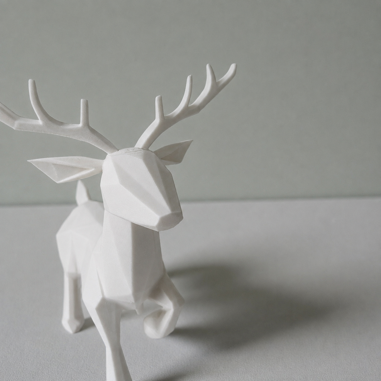 Geometrisk hjort figur i mat hvid