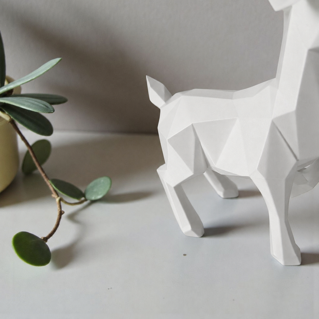 Geometrisk hjort figur i mat hvid