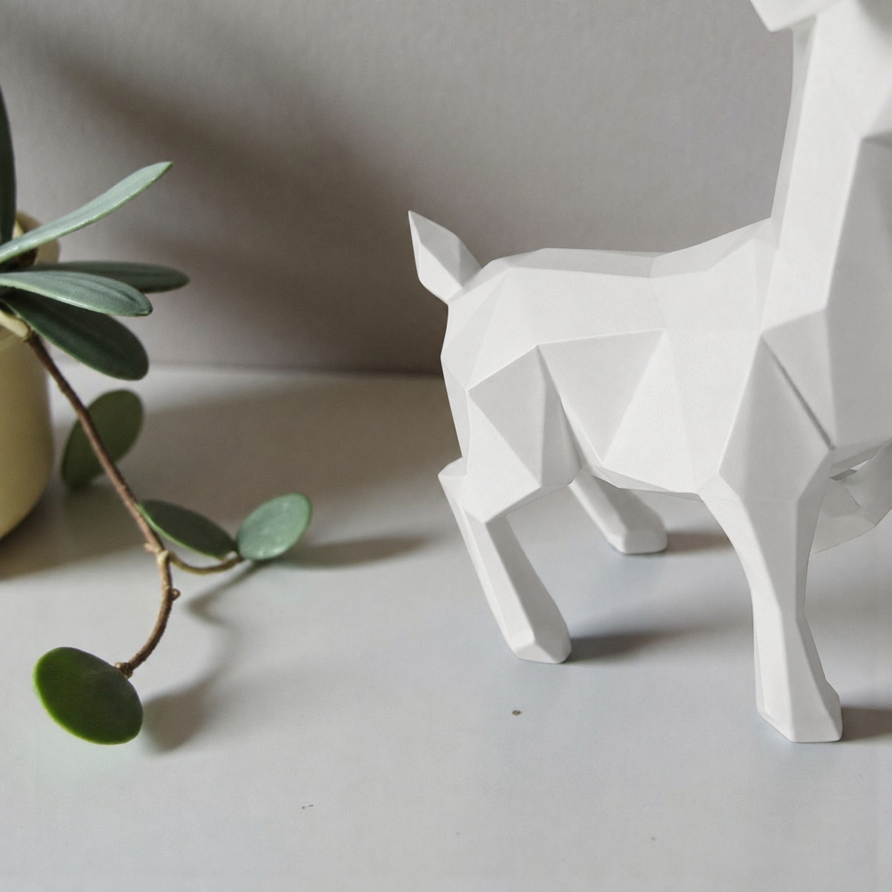 Geometrisk hjort figur i mat hvid