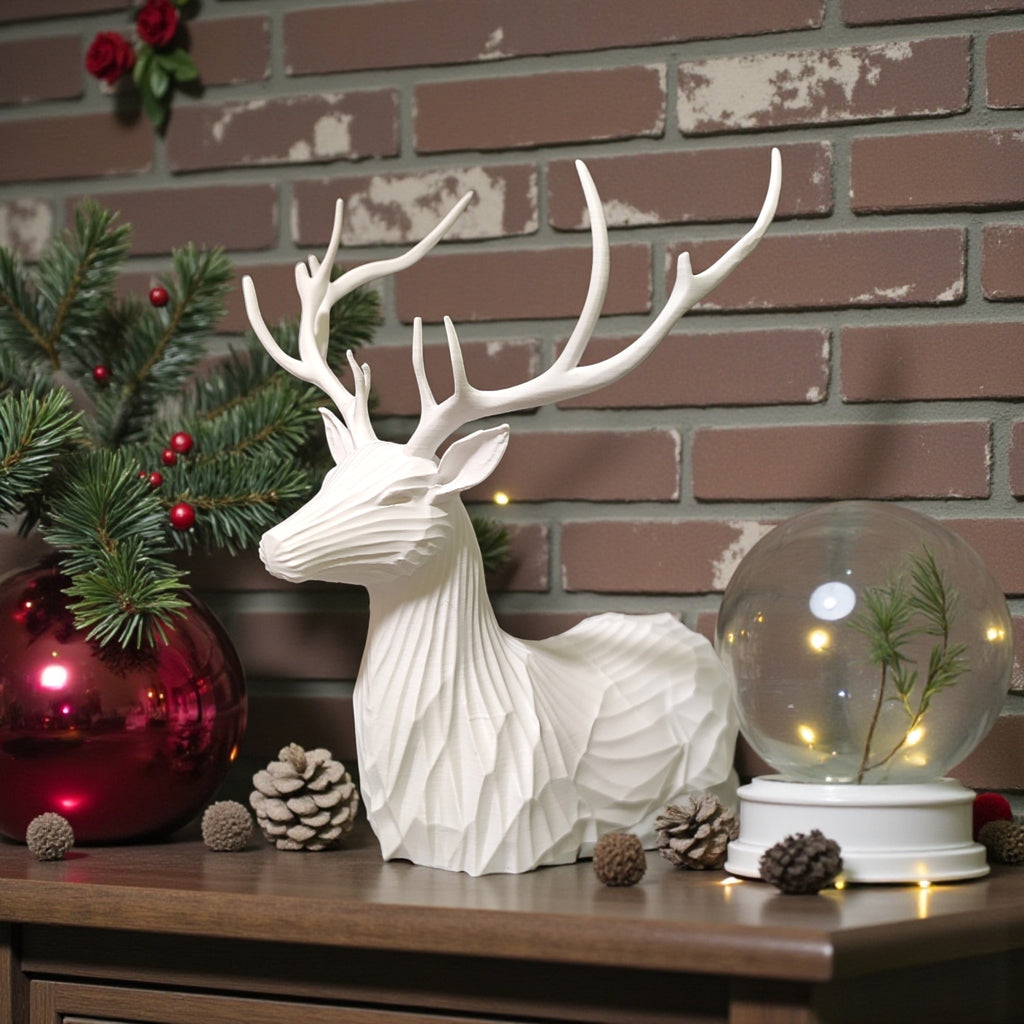 Hvid geometrisk hjortefigur i julemiljø