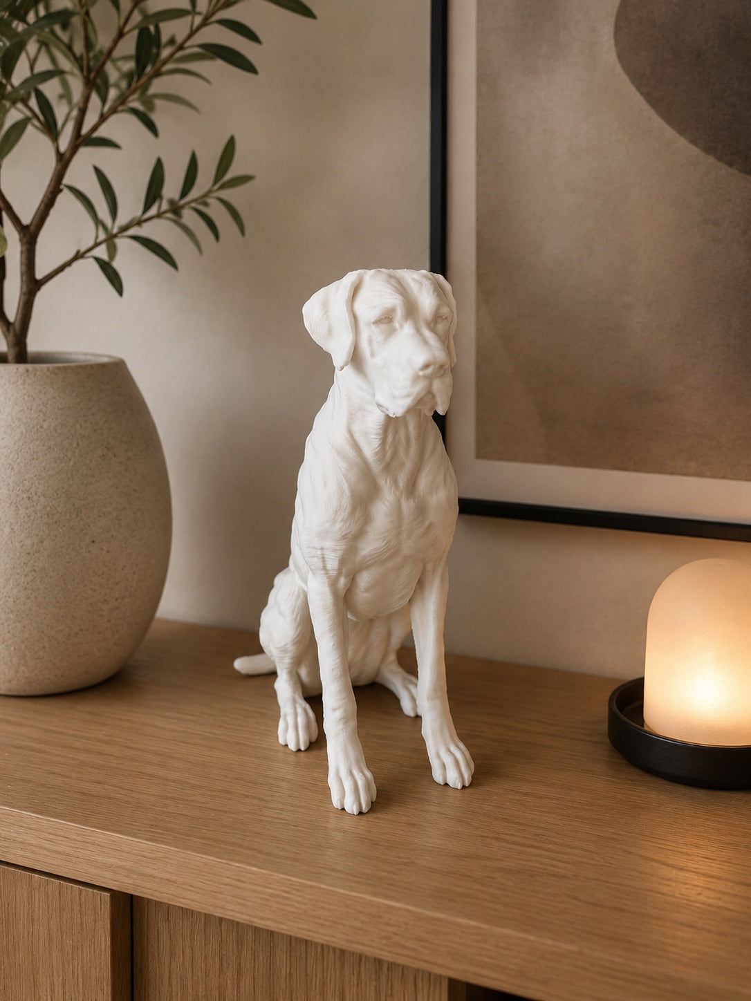 Hvid siddende labrador hundefigur i boligindretning