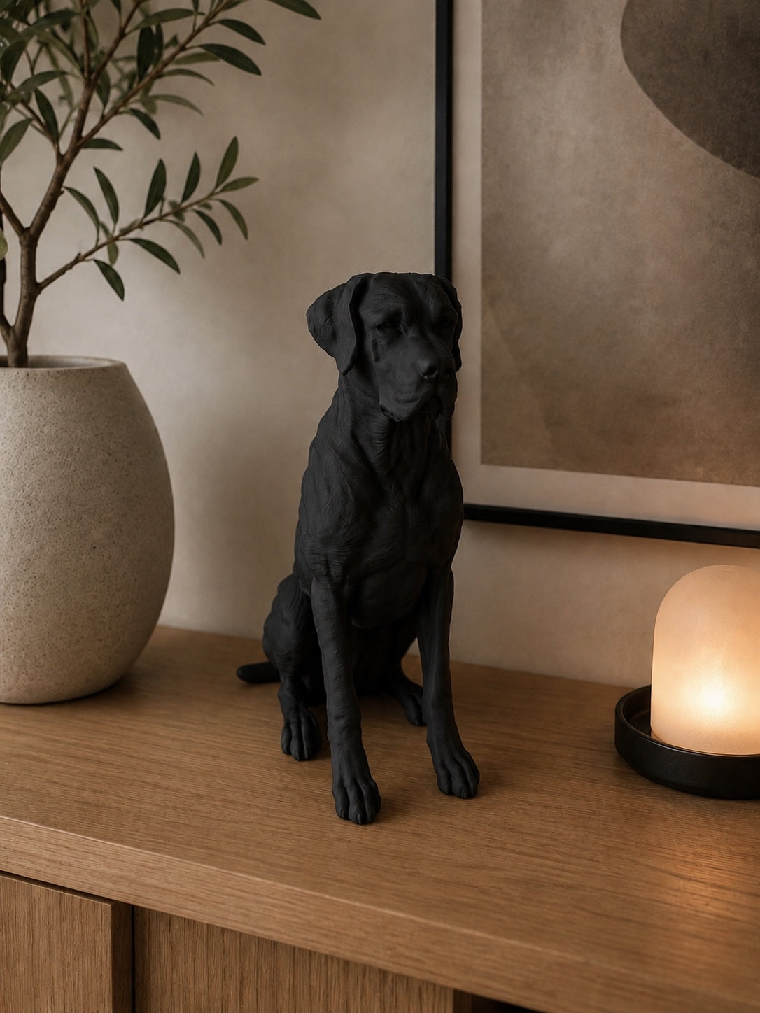 Sort siddende labrador hundefigur i boligindretning