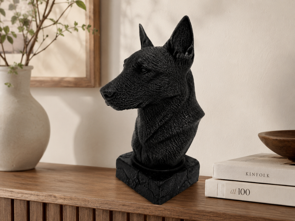 Malinois hundebuste i mat sort på træskænk