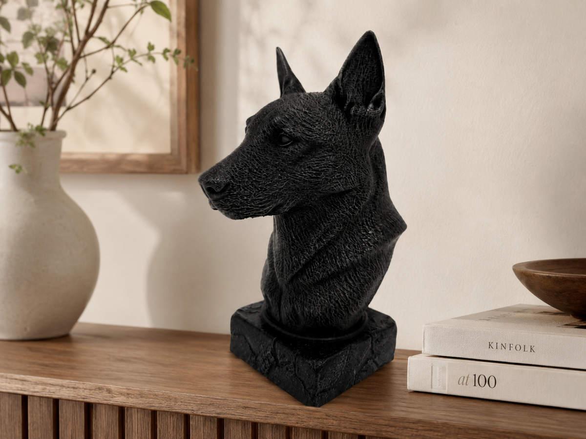 Malinois hundebuste i mat sort på træskænk
