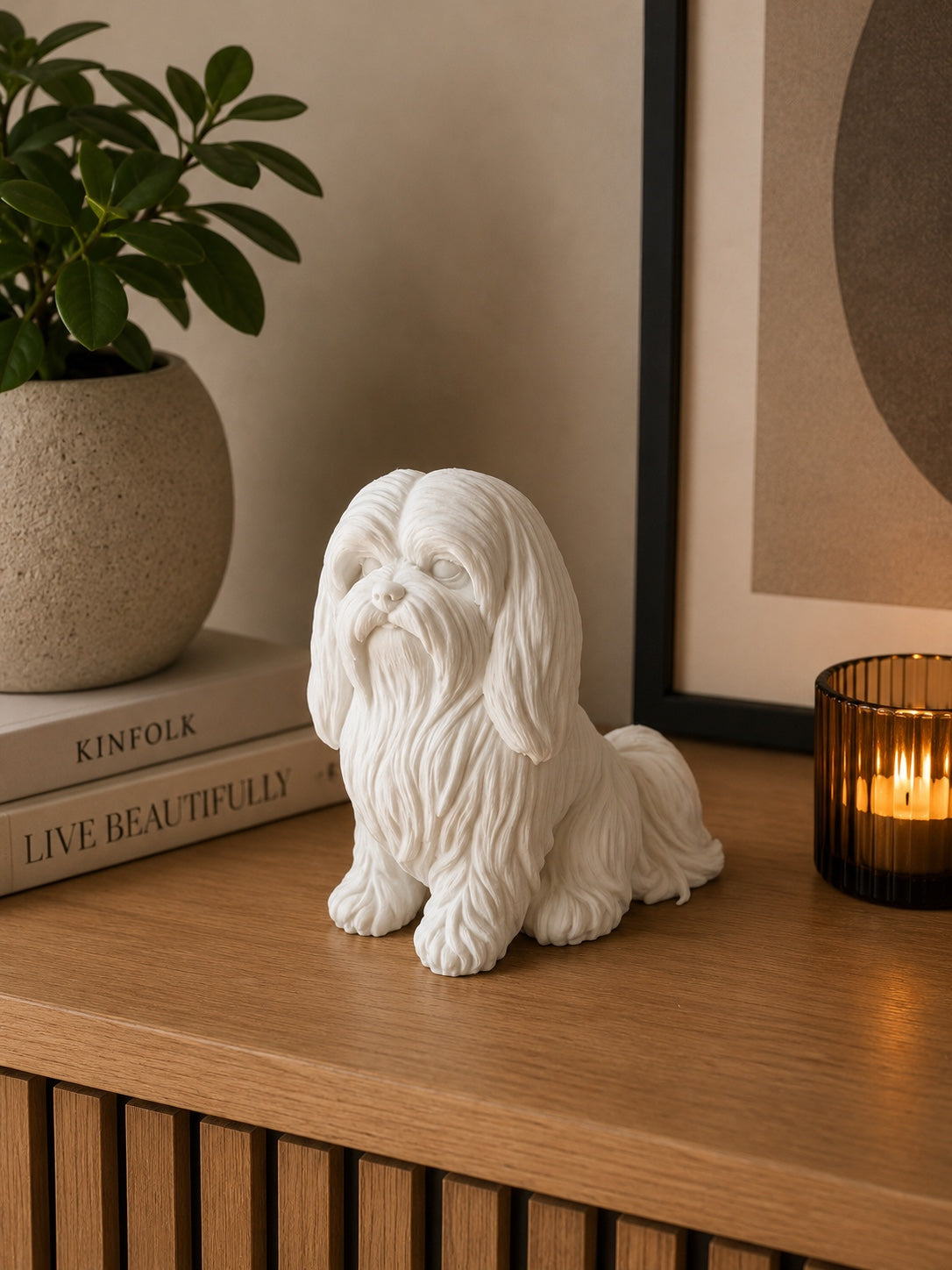 Malteser hundefigur i mat hvid – 10 cm, hjemmemiljø