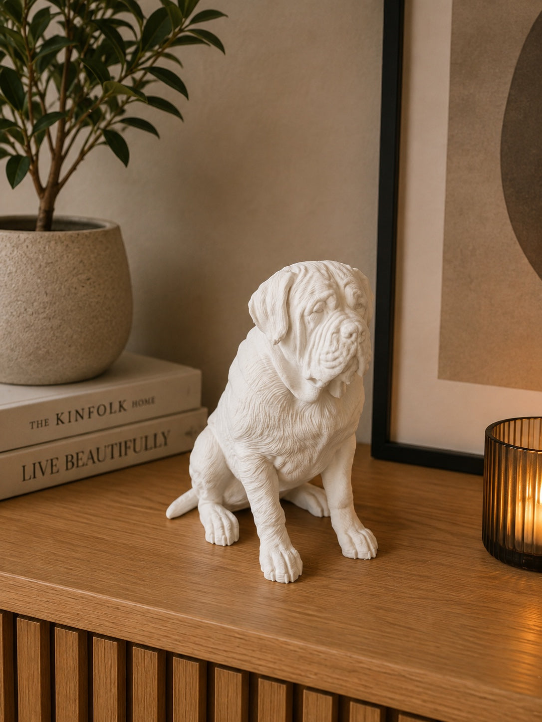 Hvid siddende mastiff hundefigur i boligindretning